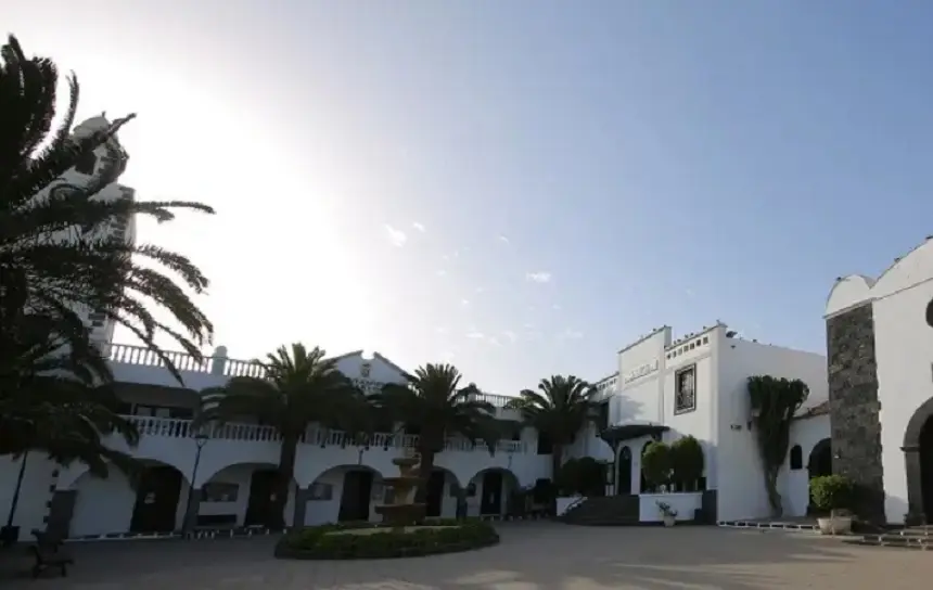 Imagen de la fachada del Ayuntamiento de San Bartolom&eacute;. 
