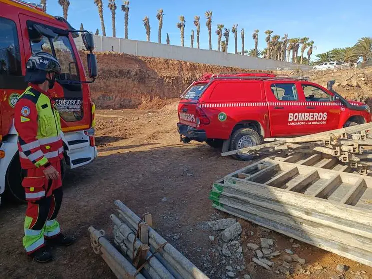 Bomberos en la zona donde se accidento el hombre.