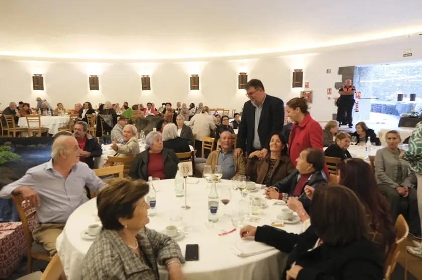 Isidro P&eacute;rez y Carmen Medina en el almuerzo de mayores.