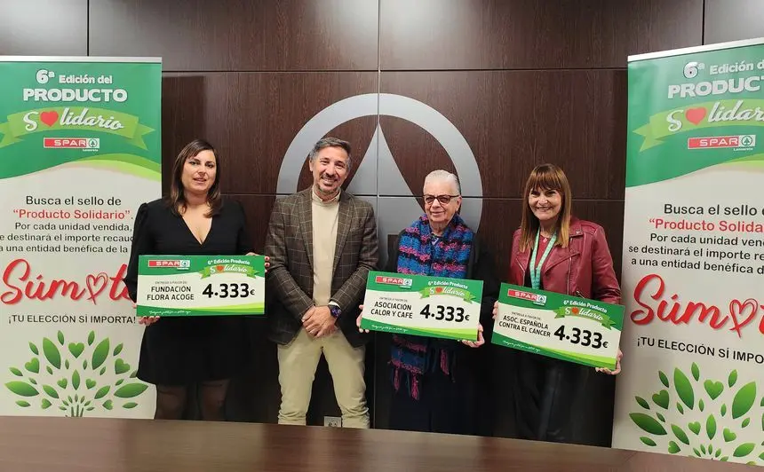 Las representantes de las tres asociaciones con el gerente de la empresa, Rub&eacute;n Gonz&aacute;lez.