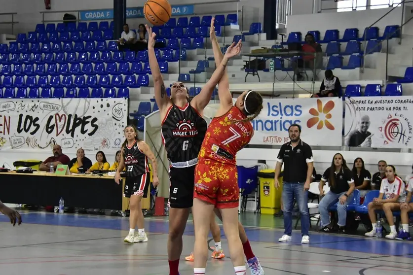 Jugadora del Magec T&iacute;as realizando un lanzamiento.