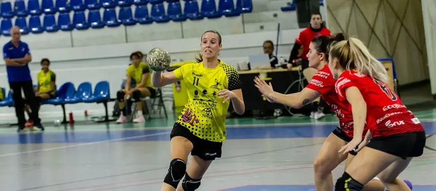 Jugadora del Puerto del Carmen intentando penetrar la defensa rival.