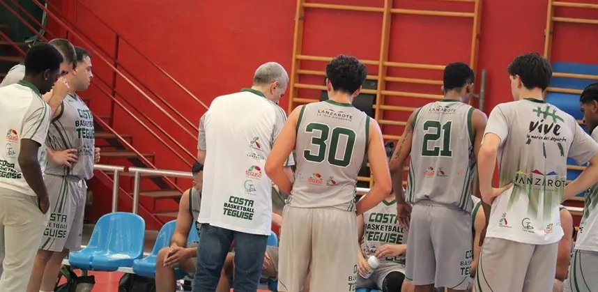 Entrenador de Costa Teguise dando &oacute;rdenes a sus jugadores.