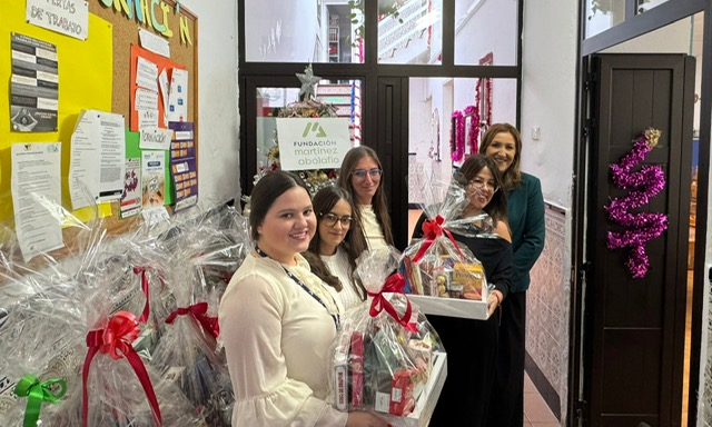 Componentes de la Fundaci&oacute;n Mart&iacute;nez Abolafio realizando la entrega de las cestas de Navidad.