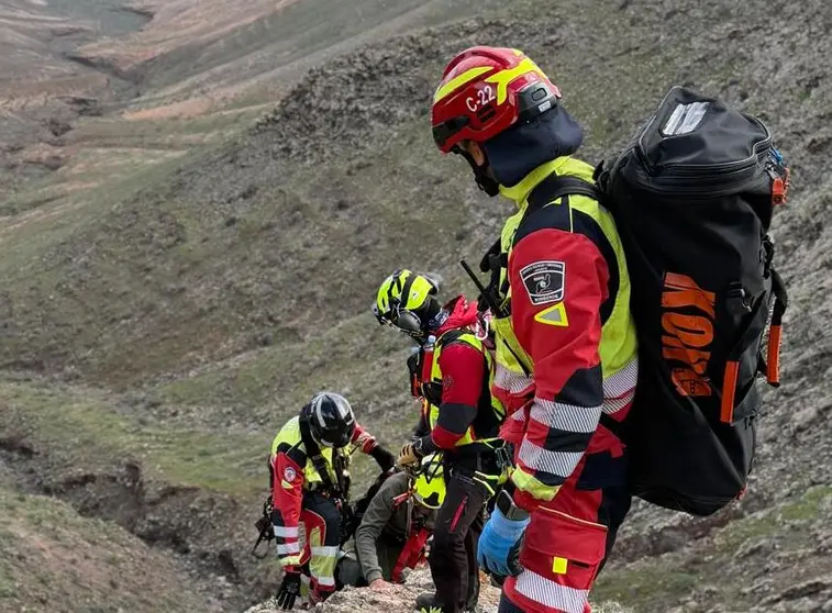 Bomberos realizando el rescate del senderista afectado.