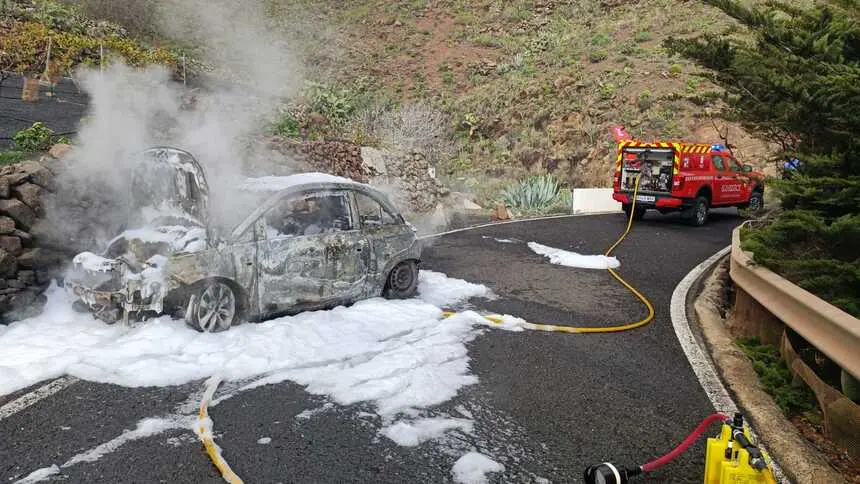 Veh&iacute;culo totalmente calcinado.