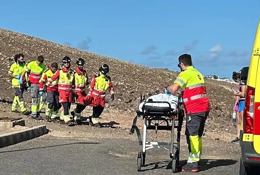 Bomberos y personal del SUC realizando el traslado de la accidentada.
