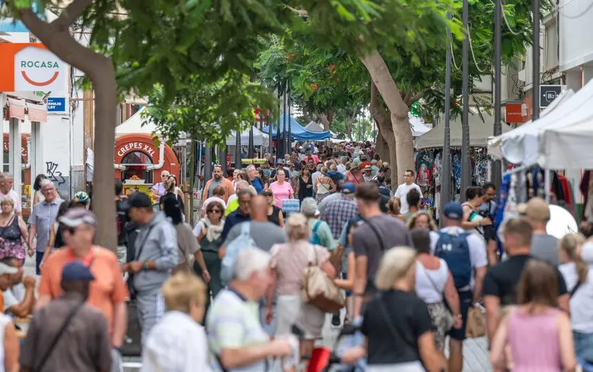 La zona comercial abierta de Arrecife en un día con escalda de cruceros.