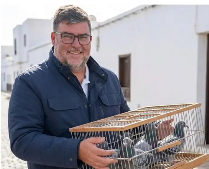 Isidro P&eacute;rez en la imagen que utiliz&oacute; Cr&oacute;nicas para ilustrar su inocentada.