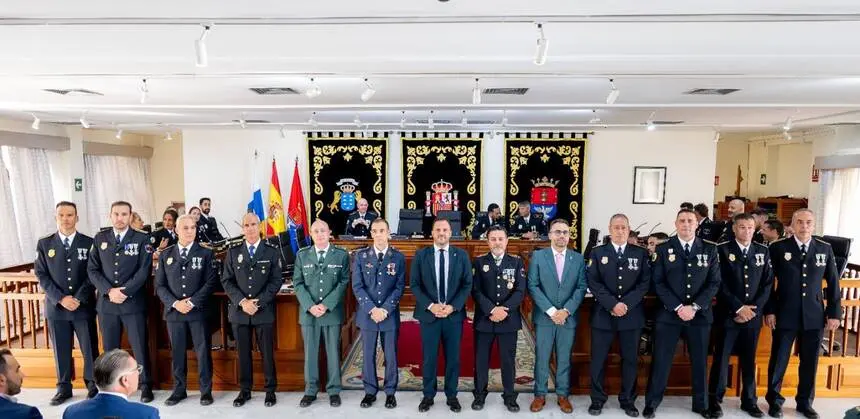 Policías Locales de Arrecife que recibieron hoy medallas por permanencia en el Cuerpo de la Policía Local en un acto presidido por el alcalde.