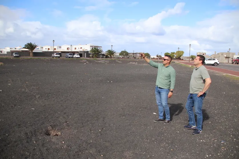 l alcalde de Yaiza, &Oacute;scar Noda, y el concejal de Deportes y Obras P&uacute;blicas de Yaiza, &Aacute;ngel Lago, en la parcela objeto de actuaci&oacute;n.