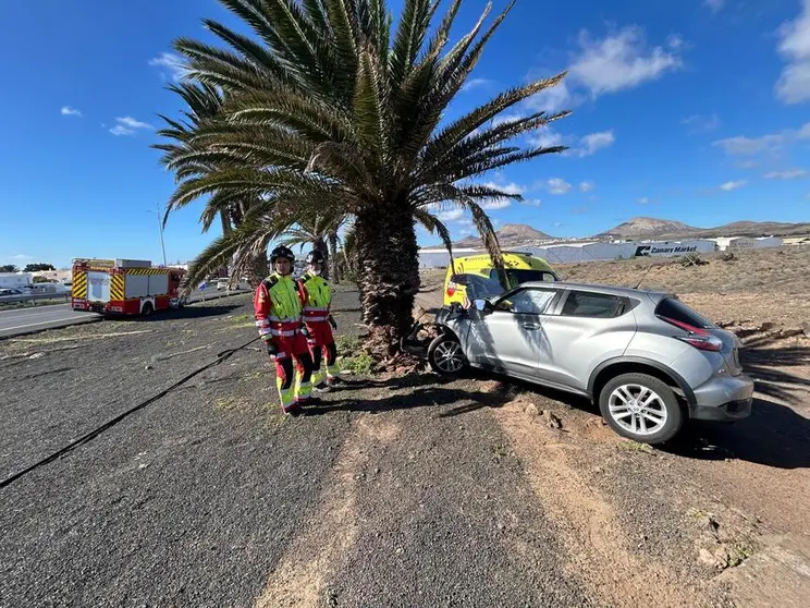 Bomberos y ambulancia del SUC junto a el veh&iacute;culo accidentado.