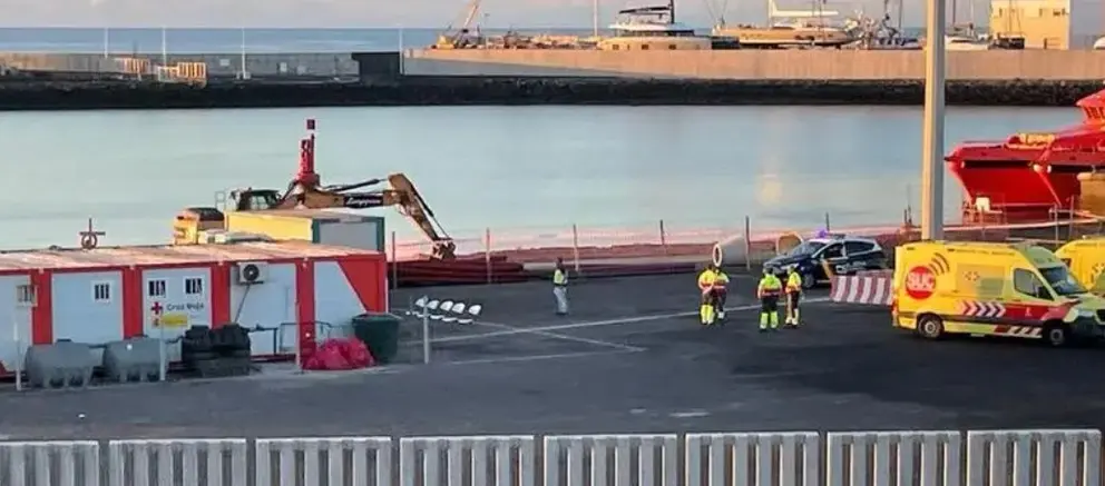 El personal de Cruz Roja instalado en Puerto Naos se ha hecho cargo de los ocupantes de la patera.