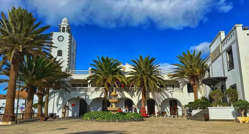 Imagen de la fachada del Ayuntamiento de San Bartolom&eacute;.