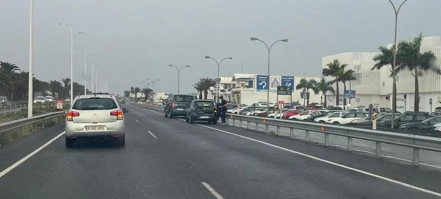 Veh&iacute;culos implicados en el accidente en el lateral de la carretera.