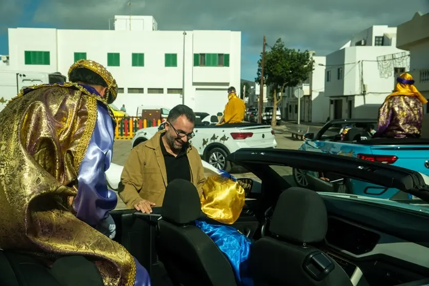 El concejal Echedey Eugenio en el recorrido que est&aacute; haciendo acompa&ntilde;ando a los Pajes Reales.