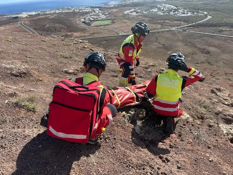 Bomberos auxiliando al accidentado.