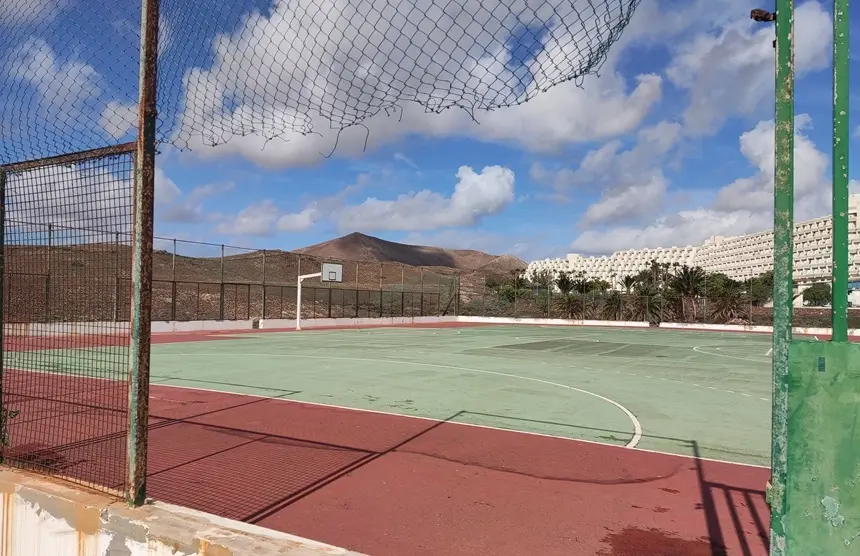 Cancha situada enfrente del hotel Beatriz que lleva a&ntilde;os precintada y en un estado terrible.