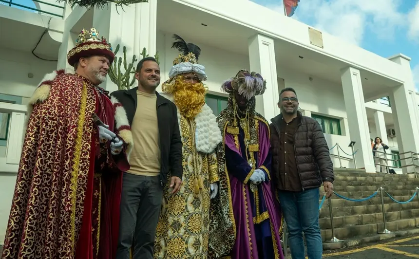 El alcalde de Arrecife y su primer teniente de alcalde recibieron a Sus Majestades de Oriente en la puerta del antiguo Hospital Insular.