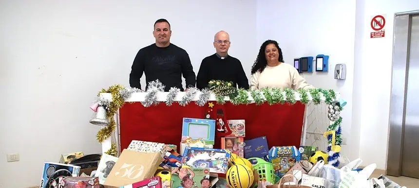 Los representantes del Ayuntamiento sure&ntilde;o con el p&aacute;rroco.