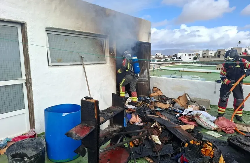 Momento en el que los bomberos se hicieron con el control del incendio.