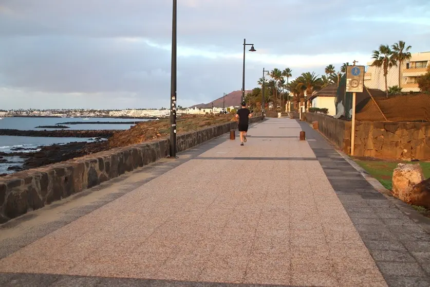 Avenida Mar&iacute;tima de Playa Blanca.