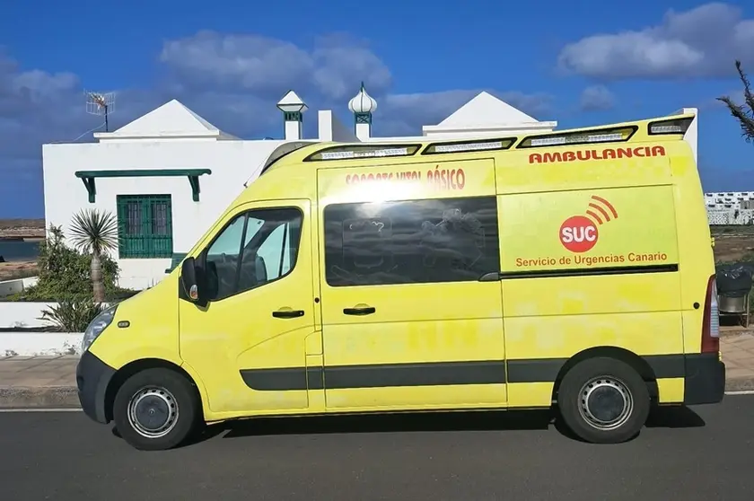 Imagen de una ambulancia en Tinajo.