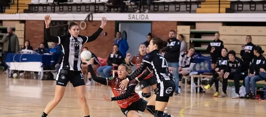 Jugadora del Zonzamas intentando penetrar la defensa rival.