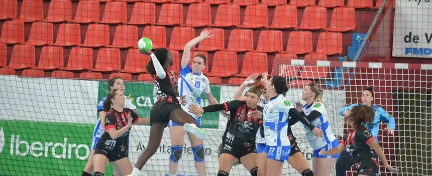 Jugadora del San Jos&eacute; Obrero realizando un lanzamiento sobre la defensa del Aula Valladolid.