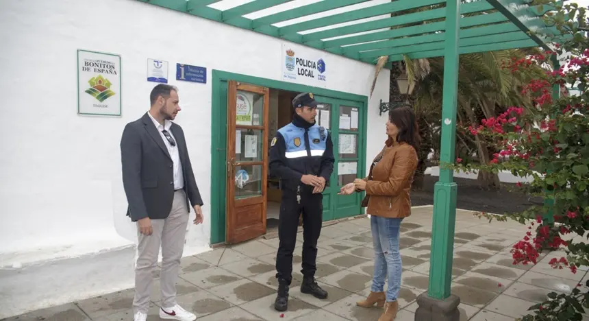 Gin&eacute;s Gonz&aacute;lez, Olivia Duque y un agente en la nueva oficina de la Polic&iacute;a Local de Costa Teguise.