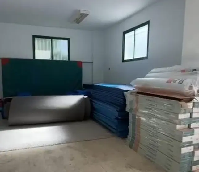 Imagen del material acumulado para el inicio de la obra.