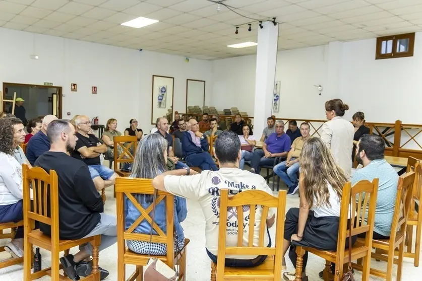 Olivia Duque en un encuentro con los vecinos de Los Valles.