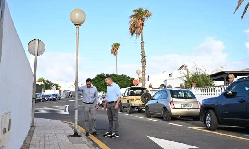 El alcalde de Arrecife, Yonathan de Le&oacute;n, y el consejero insular de Obras P&uacute;blicas, Jacobo Medina, visitan el n&uacute;cleo de La Concha donde se invierten m&aacute;s de 740.000 euros en la renovaci&oacute;n del alumbrado.