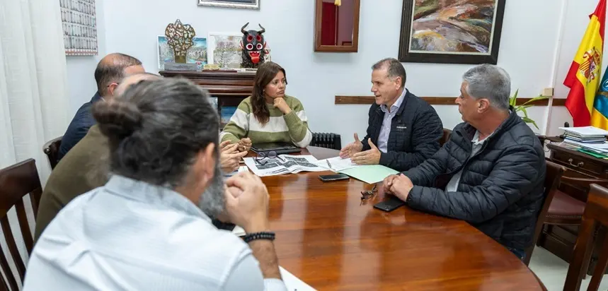 Olivia Duque y Eugenio Robayna en su reuni&oacute;n con Domingo Cejas.