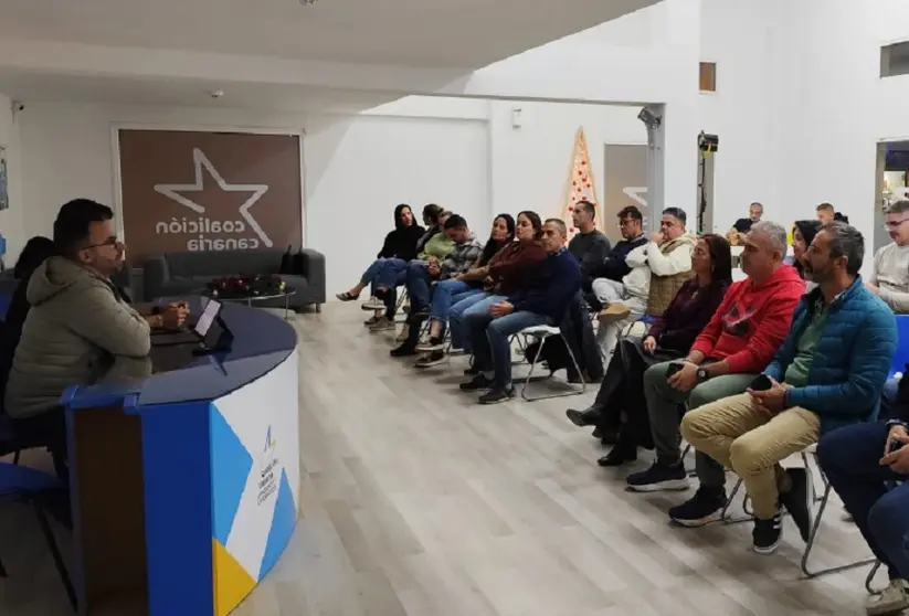 Imagen de una reuni&oacute;n en la sede de Coalici&oacute;n Canaria en Arrecife con presencia de Pedro San Gin&eacute;s. 