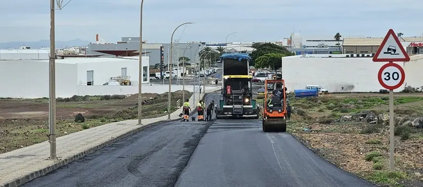 Operarios de la concejal&iacute;a de Obras de Arrecife reasfaltando este viernes este tramo de la calle Iguaz&uacute;, en Maneje