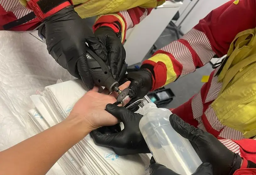 Momento en el que los bomberos cortaron el anillo con la sierra