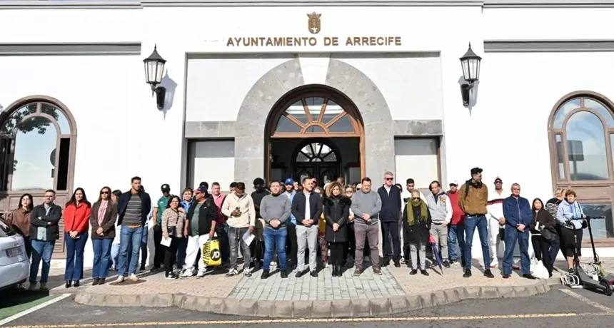 Momento del minuto de silencio junto al Ayuntamiento de Arrecife en memoria de las v&iacute;ctimas del accidente ferroviario registrado anoche en Andaluc&iacute;a.