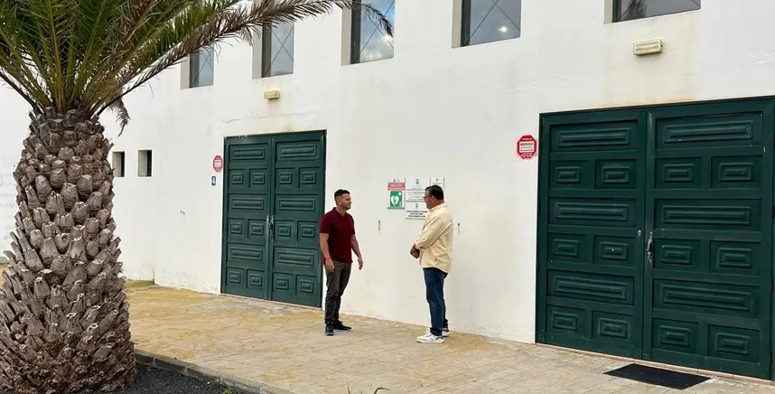 Jos&eacute; P&eacute;rez y Ram&oacute;n Ortiz junto a una de las instalaciones deportivas de Tinajo.