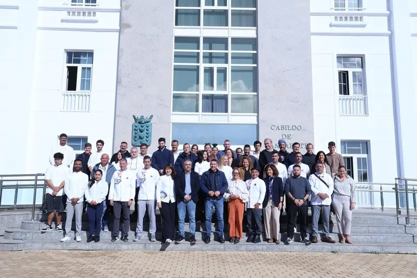 Oswaldo Betancort, Nori Mach&iacute;n y Armando Santana junto a representantes del sector.