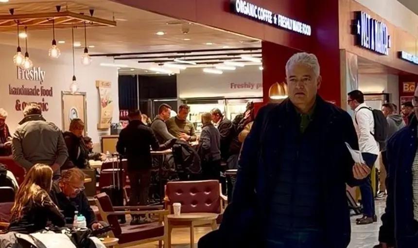 Jos&eacute; Juan Cruz desplaz&aacute;ndose a FITUR.