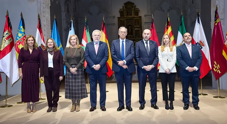 La presidenta del Parlamento de Canarias este martes con el resto de presidentes que acudieron al encuentro en Alcal&aacute; de Henares.