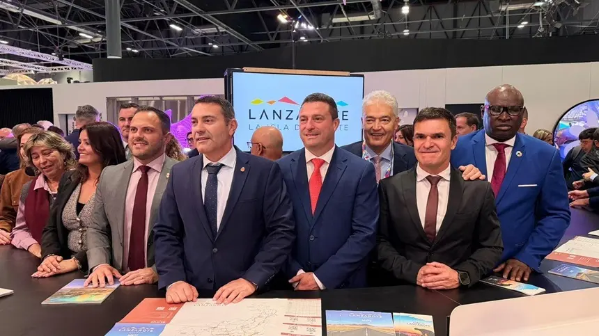 Jos&eacute; Juan Cruz junto al resto de representantes p&uacute;blicos de Lanzarote en FITUR.