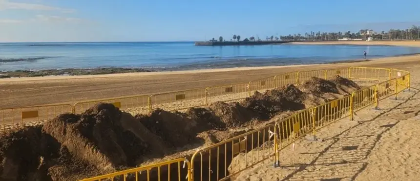 Imagen de una de las obras que se han realizado en la playa de El Reducto, actualmente cerrada al ba&ntilde;o.