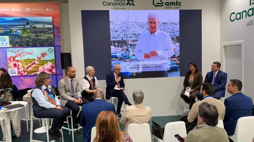 Jos&eacute; Juan Cruz en la presentaci&oacute;n de T&iacute;as en el stand Amtc Fitur.