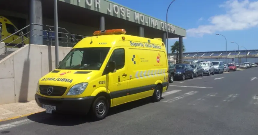 Imagen de archivo de una ambulancia en la entra del servicio de Urgencias del hospital Doctor Jos&eacute; Molina Orosa.