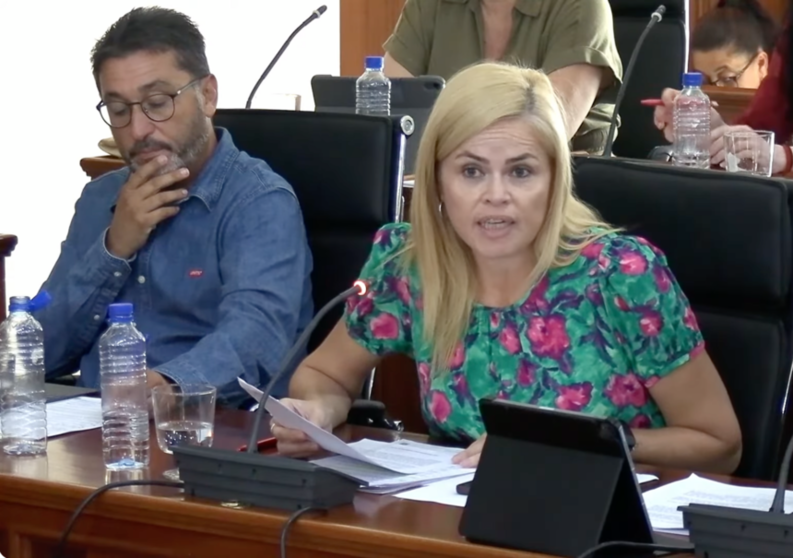 Cristina Duque en un pleno del Ayuntamiento de Arrecife.