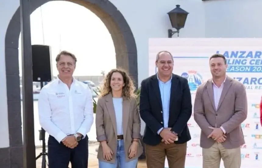 Óscar Noda junto a Juan Monzón en la presentación de una competición deportiva en Yaiza (1)