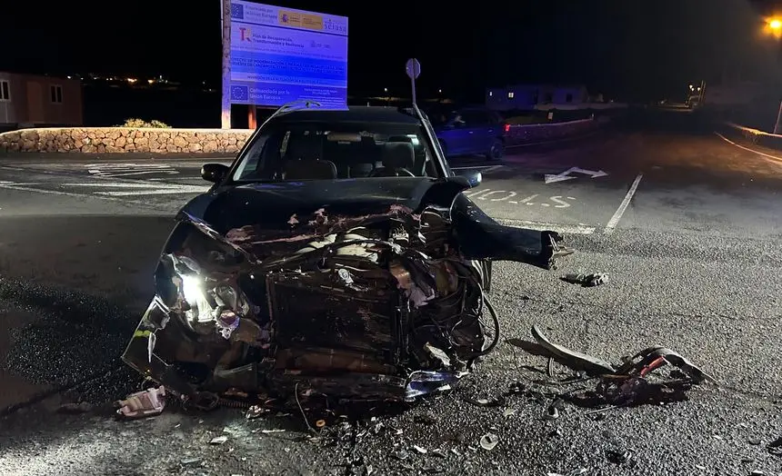 Uno de los veh&iacute;culos qued&oacute; totalmente destrozado