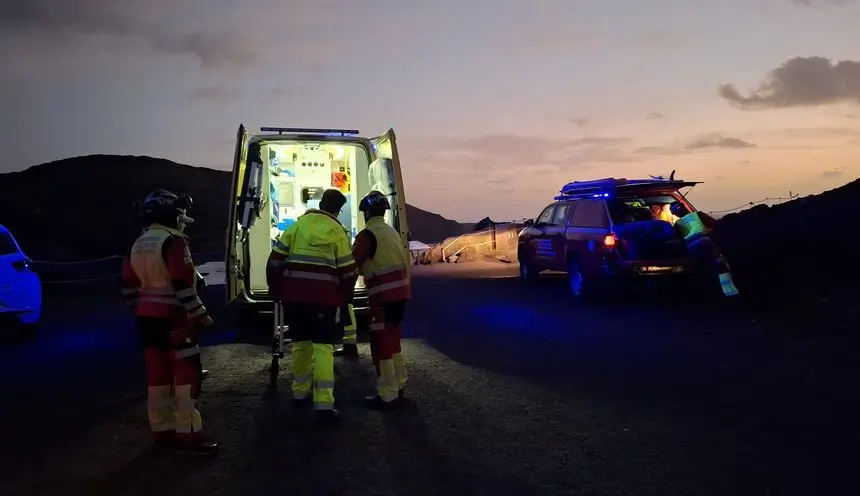 El equipo sanitario y los bomberos en el momento del traslado